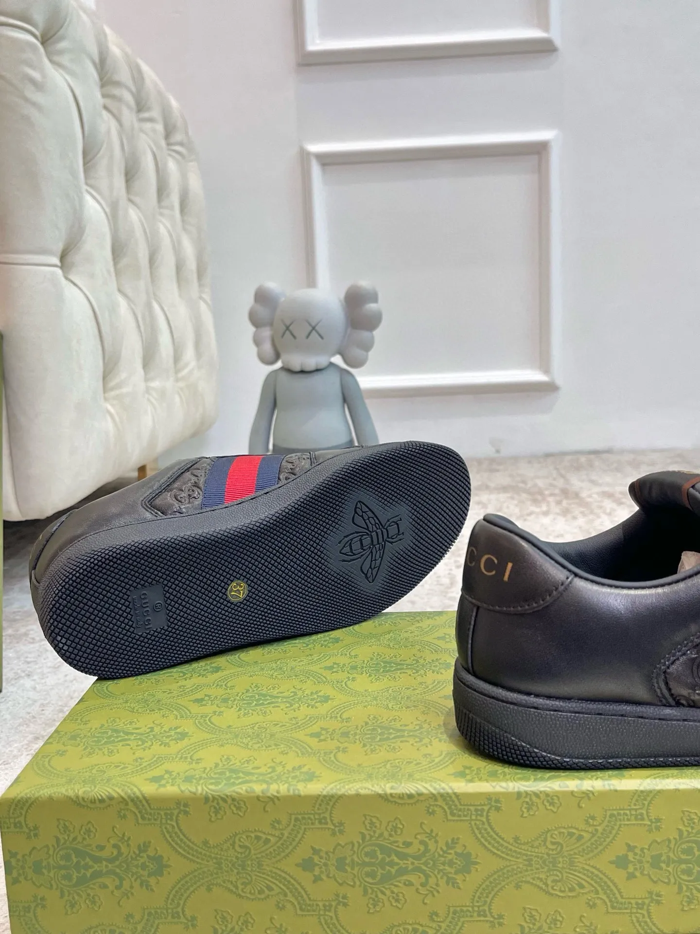 Ex-factory price: 540💰 GUCCI Gucci's newly upgraded back cover lining, top-notch old dirty shoes, classic casual sports shoes for couples, retro sneakers and old G family dirty shoes, updated at the counter simultaneously! ①The shoe upper has the same water-based edge coating process as the original version⚠️The ordinary oil edges on the market have a strong glue feel and are easy to fall off! Grade A first-layer nubuck leather (with pores)/matching computer embroidered double G cloth, high-density terry velvet lining. ② A PVC transparent small round mark sealing line is added to the details of the midsole. The mold is opened six times and the jewelry craftsmanship is used to customize the two-color double G buckle, striving to be the same as the original version. A pair of buttons is more than three times more expensive than ordinary buckles on the market. ③An old two-color washable label, the chip is placed on the outer waist of the right foot, the entire shoe is completely hollowed out with rubber technology, TUP material (rubber to distinguish the market) with the latest green packaging from the counter, 3D printed handbag, and a pair of shoelaces. There is no pressure when entering and exiting the counter. You can buy a 1:1 accurate replica of the original version and modify and upgrade it repeatedly. The details are perfectly restored, the materials are all customized, and they are truly top-notch. Please look at the details clearly to identify the quality. Upper: First-layer frosted cowhide/embroidered double G cloth. Lining: original high-density velvet lining. Foot pads: original pearlescent sheepskin. Outsole: private molded vacuum TPU material. Packaging: original top-grade full set packaging at the counter. Shoe size: women's size 35-40, men's size 39-44 (men's size 38, 45🉑️customized, non-returnable)